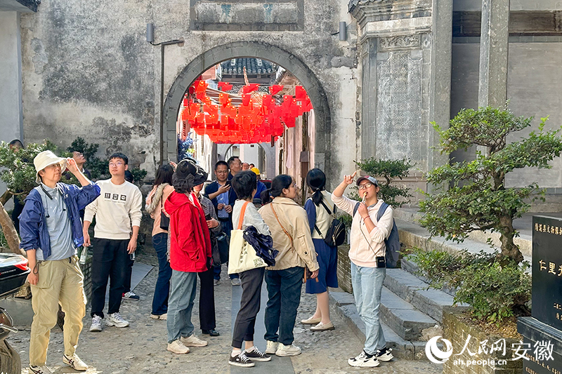 往來的游客為仁里這座千年古村注入了活力。人民網(wǎng)記者 李希蒙攝.jpg