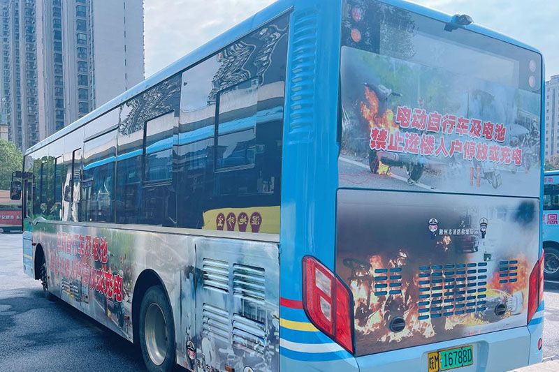 身著消防主題色彩的公交車。