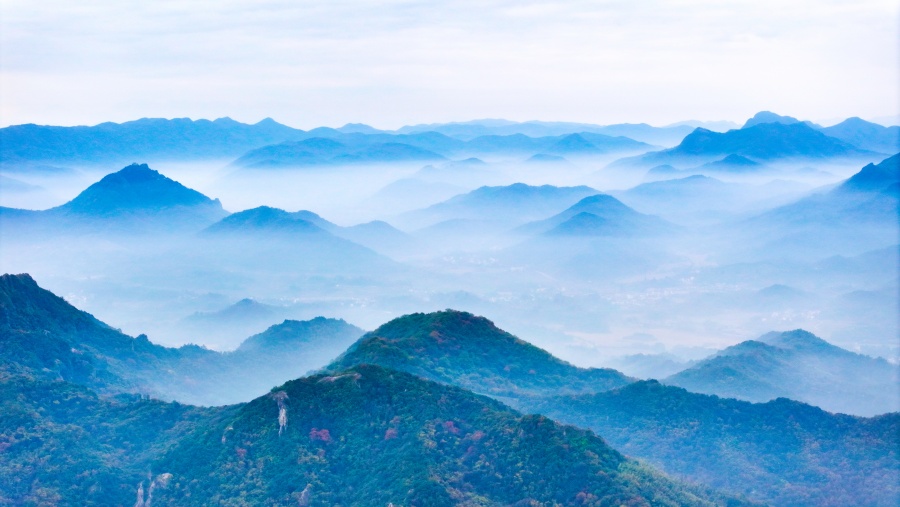 云霧山川，水墨畫(huà)卷。魯君元攝