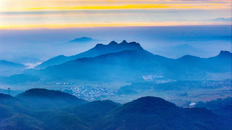 云霧山川，水墨畫卷。魯君元攝