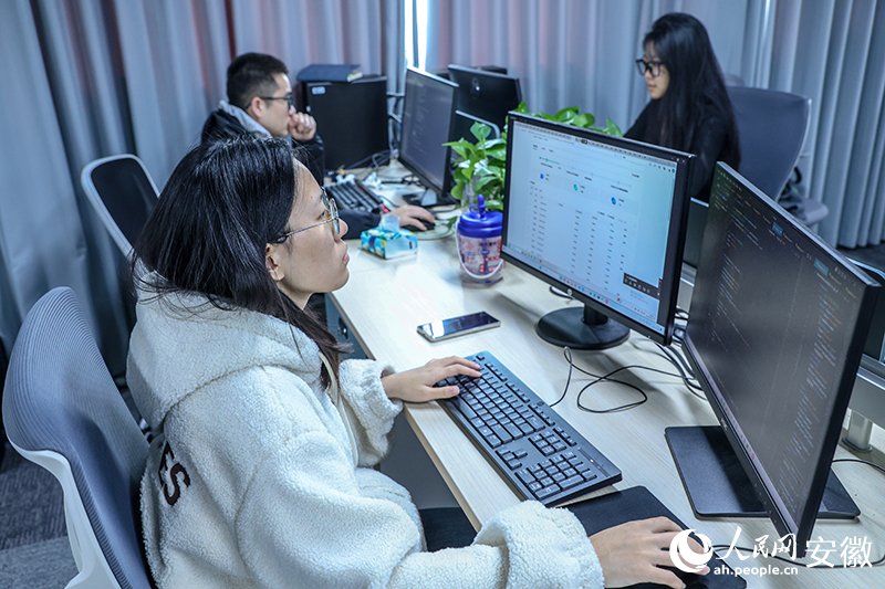 1員工們?cè)谛掳徇w的模式識(shí)別產(chǎn)教基地辦公。人民網(wǎng)記者 陶濤攝.jpg