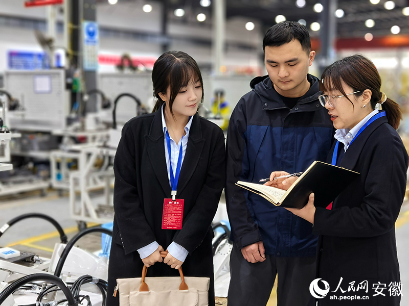 農(nóng)行蕪湖分行工作人員進(jìn)企走訪送服務(wù)。人民網(wǎng)記者 汪瑞華攝.jpg