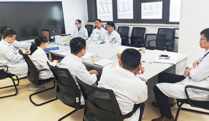 多學(xué)科會診討論。
