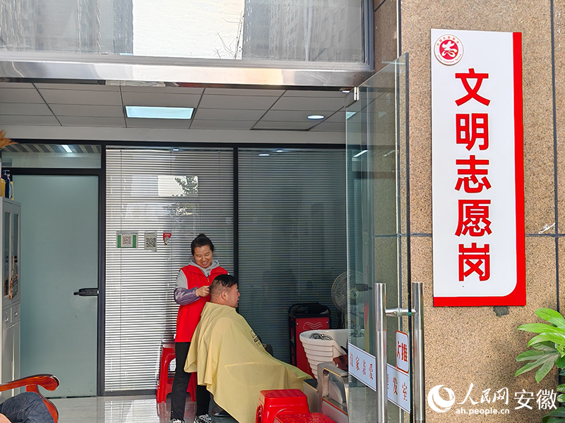 劉運(yùn)梅在給顧客理發(fā)。人民網(wǎng) 丁紀(jì)攝