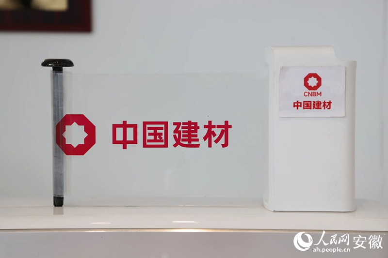 30微米柔性可折疊玻璃。人民網(wǎng)記者 王曉飛攝