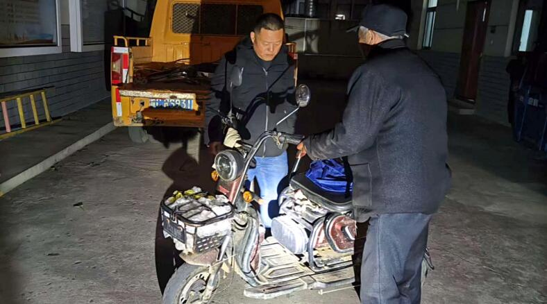 石懷陳幫馬大爺修好了電動(dòng)車。陳濤 供圖