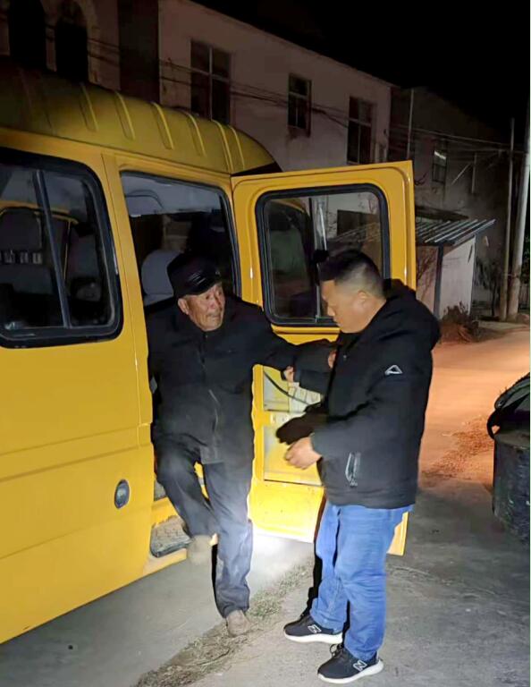 石懷陳和同事們一起把馬大爺送回了家。陳濤 供圖
