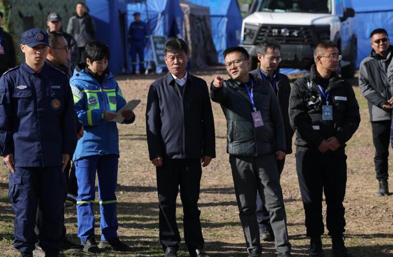 安徽省應急管理廳副廳長白中華，合肥市應急管理局副局長吳海峰現(xiàn)場指導拉練科目的開展。葛軍 攝