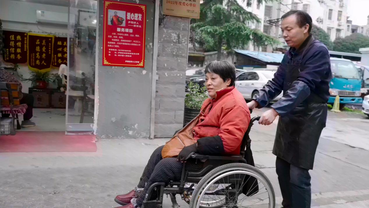 鄭祥生做志愿服務(wù)。 廬陽區(qū)委宣傳部供圖