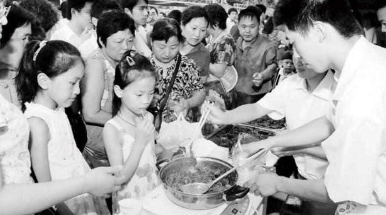 2002年合肥首屆龍蝦節(jié)盛況。