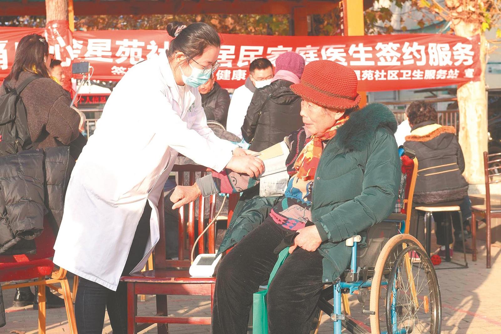 阜陽潁州：為居民群眾進(jìn)行義診