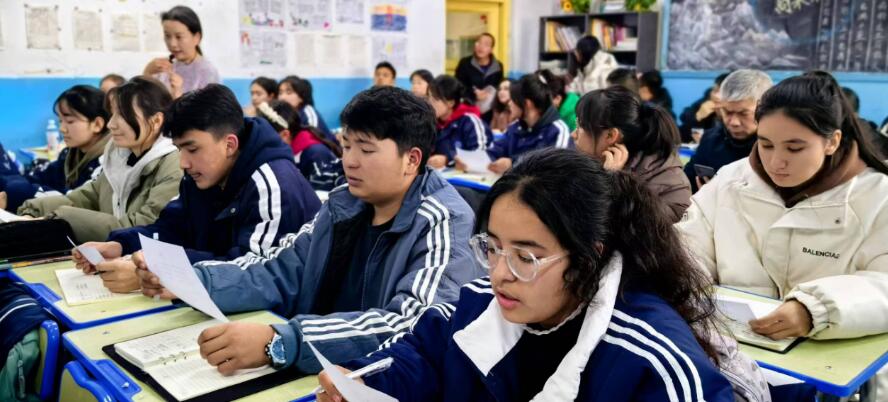 吳菊花老師在教授學(xué)生吟誦技巧。張慶銳 供圖