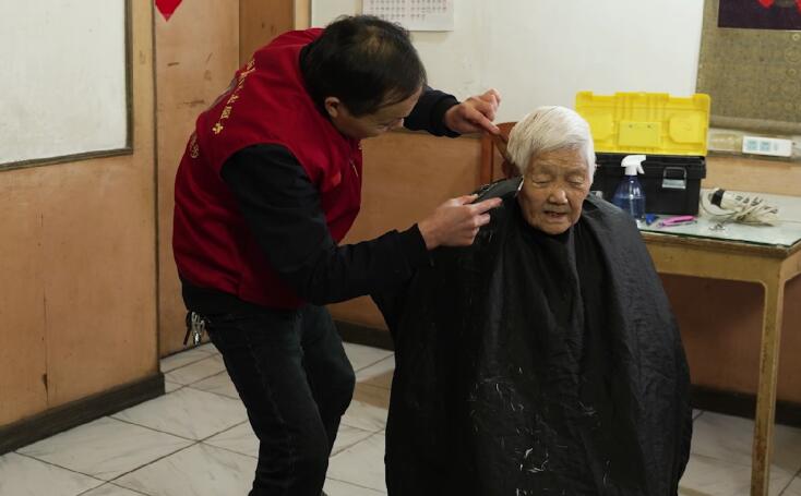 免費(fèi)為中老年人理發(fā)。