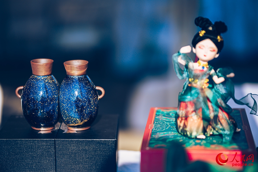 文創(chuàng)產(chǎn)品展示。人民網(wǎng) 霍亞平攝