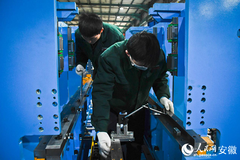 鯤鵬裝備車間工人正在精心打磨產品。人民網(wǎng)記者 周坤攝