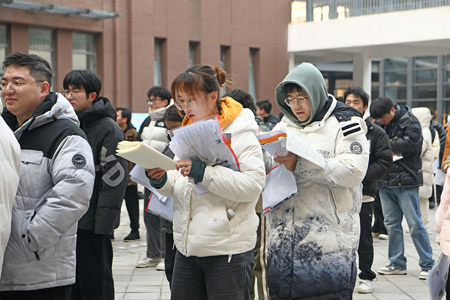 2024年12月21日，安徽理工大學(xué)考點(diǎn)，考生在進(jìn)入考場前復(fù)習(xí)。