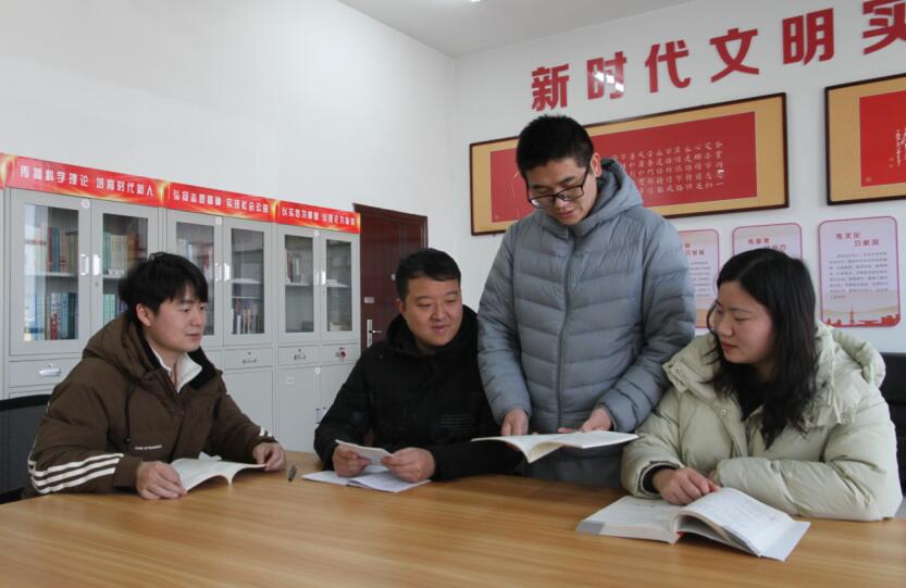 12月26日上午，公司青年職工在職工書屋分享讀書心得。