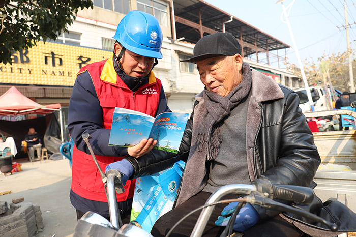隊(duì)員向群眾宣傳冬季安全用電知識。婁延旭/攝