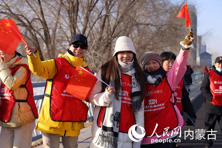 市民徒步迎接新年。人民網(wǎng)記者 富麗娟攝
