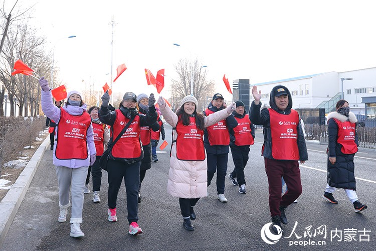 市民徒步迎接新年。人民網(wǎng)記者 劉藝琳攝