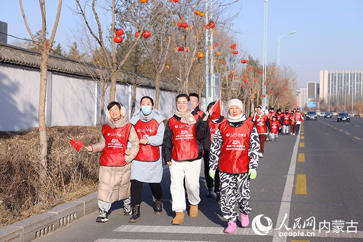 市民徒步迎接新年。人民網(wǎng)記者 寇雅楠攝