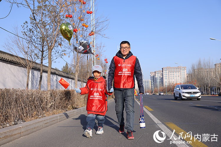 市民徒步迎接新年。人民網(wǎng)記者 寇雅楠攝