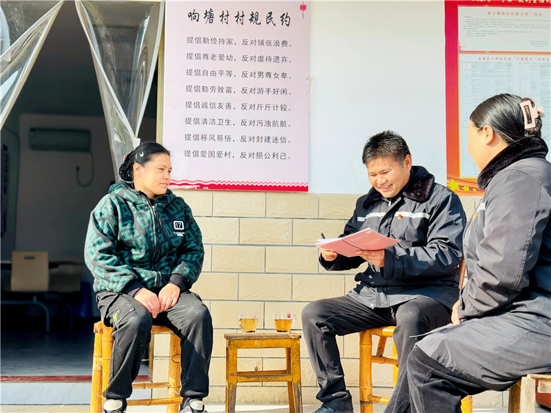 古碑收費(fèi)站站長(zhǎng)、黨支部書(shū)記陳子新在走訪結(jié)對(duì)群眾家庭生活情況時(shí)，通過(guò)談心談話(huà)了解到員工的家人均在外務(wù)工、求學(xué)，家里的農(nóng)活僅由她一人承擔(dān)。當(dāng)即便將劈柴、翻地、蓋大棚等粗重的農(nóng)活承包下來(lái)，切身為員工解決生活上的困難，傳遞黨組織給予的關(guān)愛(ài)和支持。 (6)