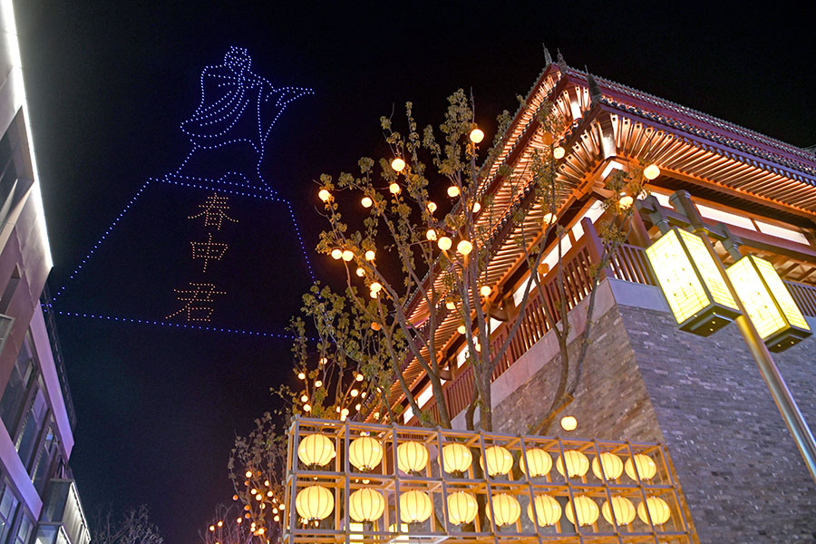 2024年12月29日，安徽省淮南市春申里文旅街區(qū)夜空中進(jìn)行無人機(jī)表演，展示楚風(fēng)漢韻。