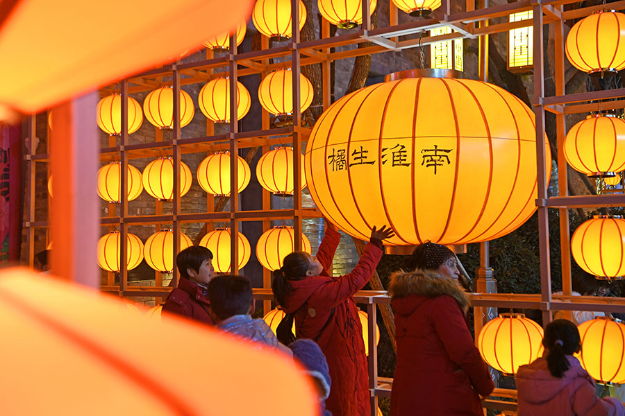 2024年12月29日，游客在安徽省淮南市春申里文旅街區(qū)夜游，感受楚風(fēng)漢韻。