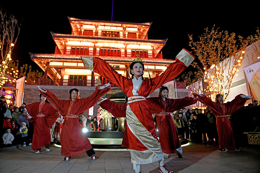 2024年12月29日，演員在安徽省淮南市春申里文旅街區(qū)為游客表演具有楚風漢韻的古典舞蹈。