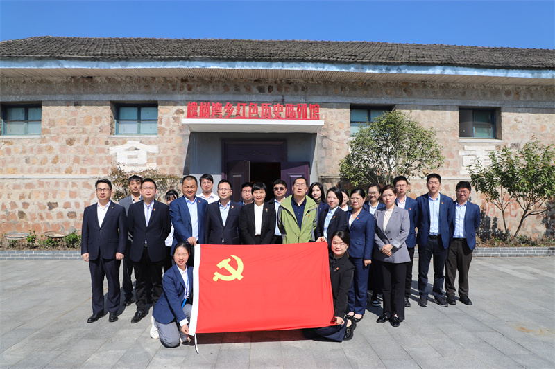 參觀槐樹灣鄉(xiāng)紅色歷史陳列館。王曉剛攝