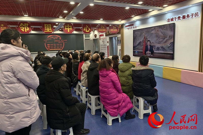 長城花園社區(qū)居民在社區(qū)黨群活動中心一起觀看習(xí)近平主席新年賀詞直播。人民網(wǎng)記者 梁宏鑫攝