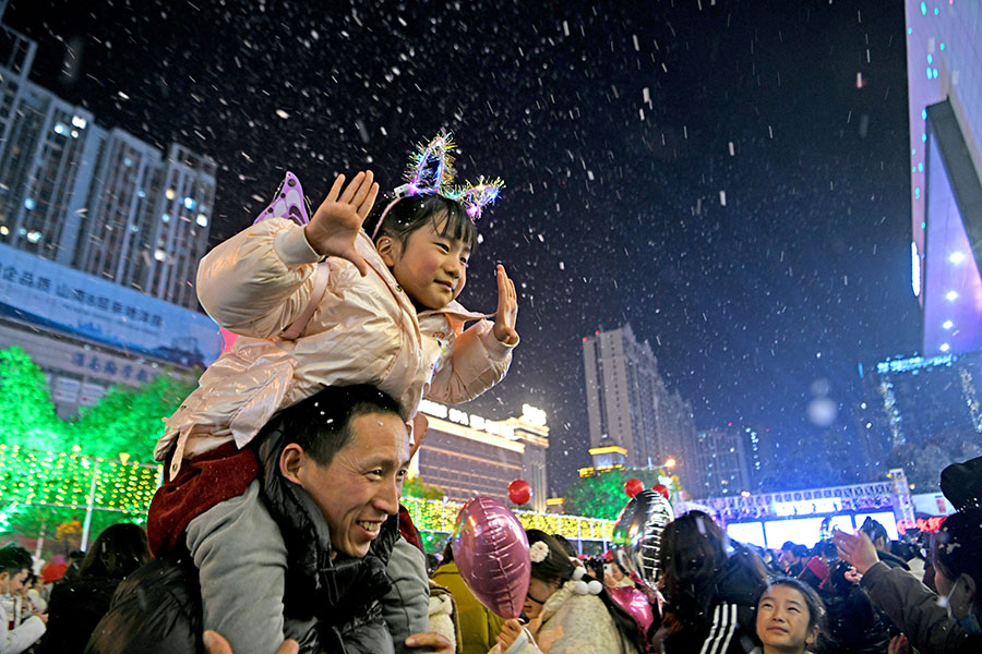 2024年12月31日晚，安徽淮南市田家庵區(qū)新世界廣場，市民喜迎2025新年，享受人造雪帶來的浪漫。