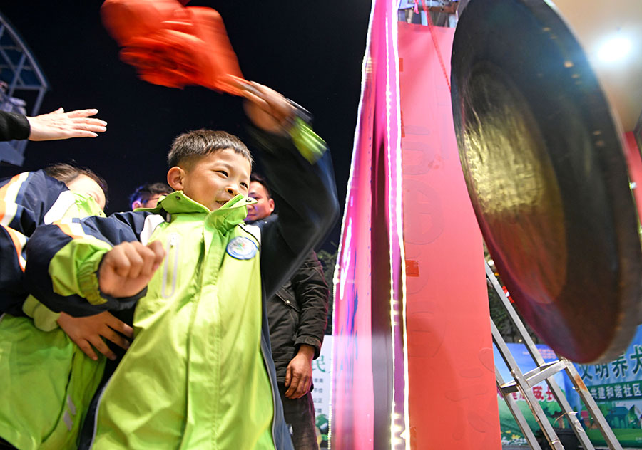 2024年12月31日晚，安徽淮南市田家庵區(qū)商貿(mào)文化廣場(chǎng)，小朋友敲鑼迎接2025新年到來(lái)。