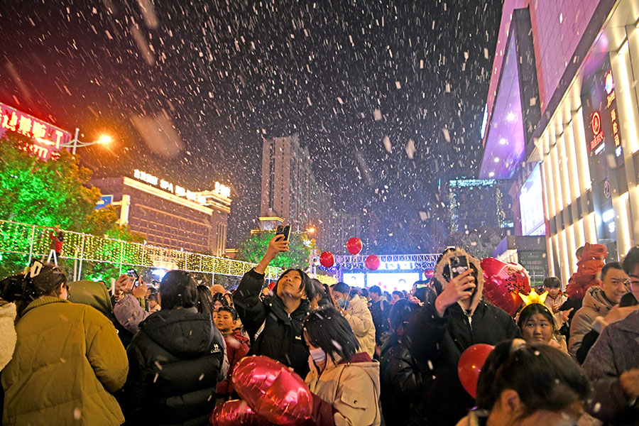 2024年12月31日晚，安徽淮南市田家庵區(qū)新世界廣場(chǎng)，市民喜迎2025新年，享受人造雪帶來的浪漫。
