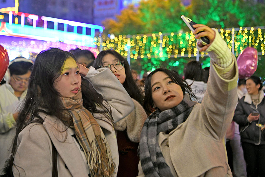 2024年12月31日晚，安徽淮南市田家庵區(qū)新世界廣場，市民喜迎2025新年。
