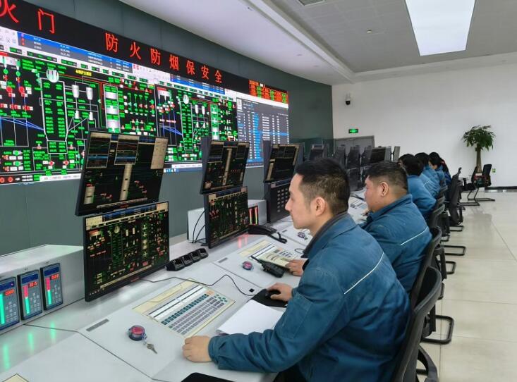 合肥熱電集團(tuán)新能熱電運(yùn)行人員監(jiān)盤操作。合肥熱電供圖