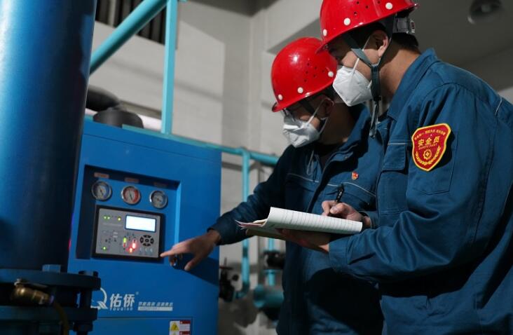合肥熱電集團(tuán)眾誠熱電安全人員檢查設(shè)備運(yùn)行情況。合肥熱電供圖