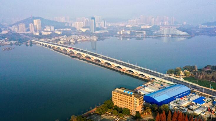 磁湖明月橋?qū)嵕皥D。