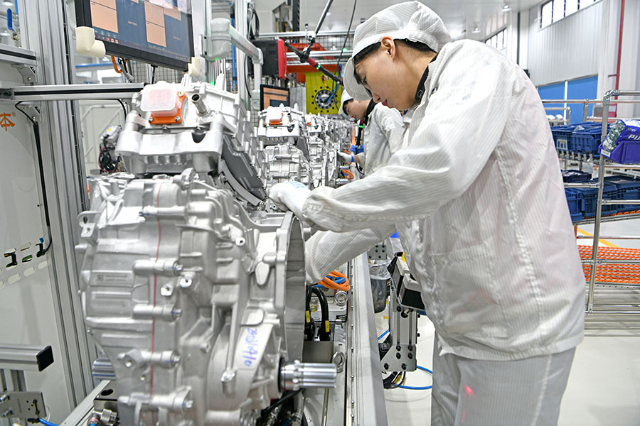 2025年1月3日，位于安徽省淮南市鳳臺縣電子智造產(chǎn)業(yè)園內(nèi)的安徽坤泰車輛動力科技有限公司職工生產(chǎn)混合動力汽車專用變速器。