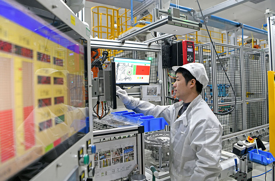 2025年1月3日，位于安徽省淮南市鳳臺縣電子智造產(chǎn)業(yè)園內(nèi)的安徽坤泰車輛動力科技有限公司職工生產(chǎn)混合動力汽車專用變速器。