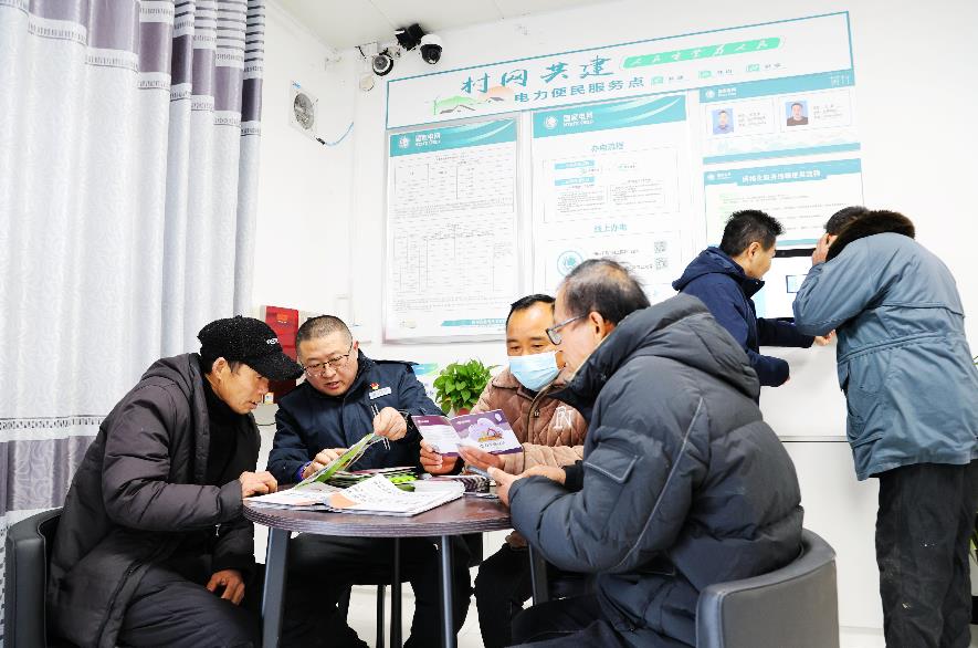 1月9日，國(guó)網(wǎng)利辛縣供電公司工作人員正在張村鎮(zhèn)鎮(zhèn)南村“村網(wǎng)共建”電力便民服務(wù)點(diǎn)為村民介紹安全用電和節(jié)約用電知識(shí)。（劉喆）