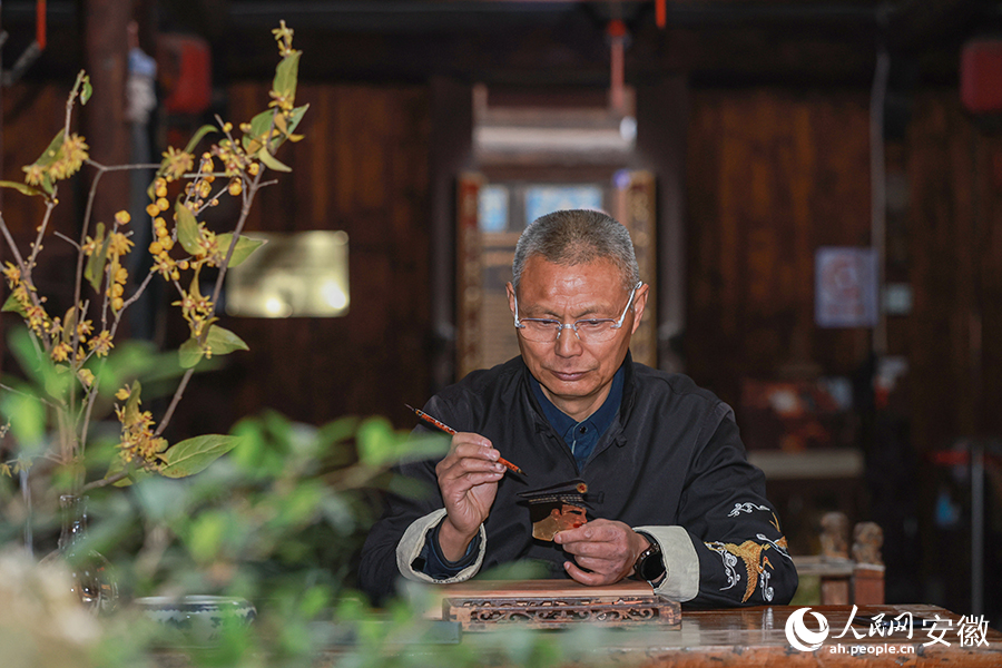 皖南皮影戲第九代傳承人何澤華。人民網(wǎng)記者 張俊攝