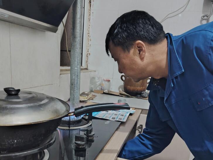 維修后，燃?xì)夤ぷ魅藛T正在檢查用氣設(shè)備是否能夠正常使用。