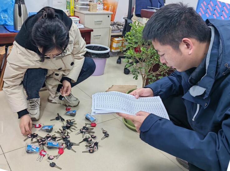 燃?xì)夤ぷ魅藛T積極對(duì)接樓管，對(duì)公租房進(jìn)行集中安檢。