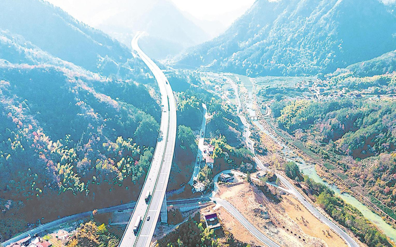 岳西縣響腸鎮(zhèn)無愁村，車輛行駛在濟(jì)廣高速和新拓寬改造的鄉(xiāng)村道路上。熊鳳霞攝