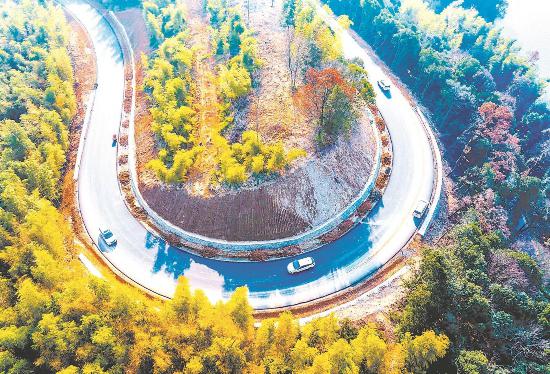 蕪湖市繁昌區(qū)峨山鎮(zhèn)東島村，車輛行駛在平峨公路上。肖本祥攝