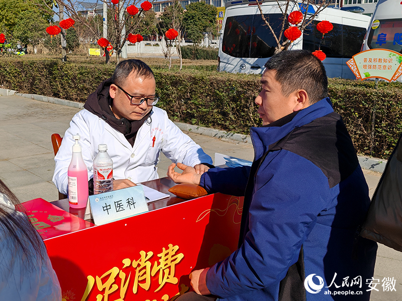 活動現(xiàn)場中醫(yī)義診。人民網(wǎng) 丁紀(jì)攝.jpg