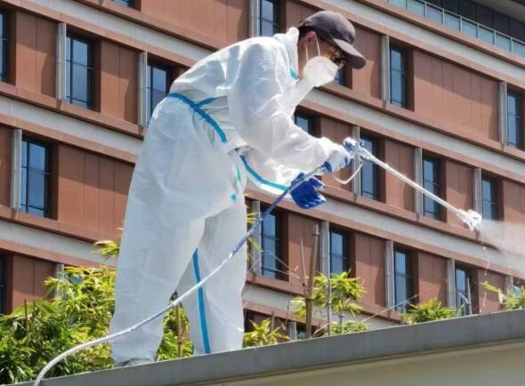 工作人員正在對室外機柜表面進行噴漆。