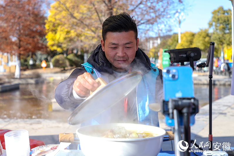 年貨大集上的直播帶貨。人民網(wǎng)記者陶濤攝.jpg
